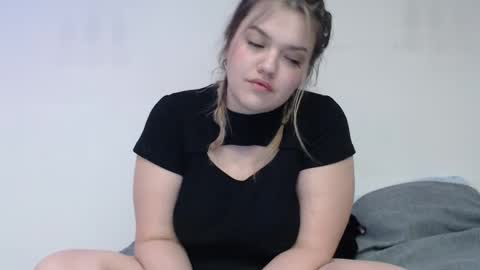 Snapshot of ashleyrosee_ chatting on 02/23/25, 02:18 Anite online show from 02/23/25, 02:18