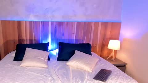 Ashley Santoss online show from 09/11/25, 05:40