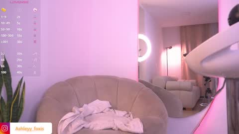 Snapshot of ashleyyfox_ chatting on 02/14/25, 04:04 Ashley Fox online show from 02/14/25, 04:04