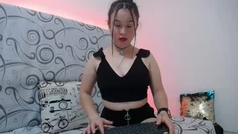 Snapshot of ashly_93 chatting on 12/17/24, 07:18 engel online show from 12/17/24, 07:18
