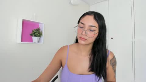 Snapshot of asiam_brunet chatting on 12/17/24, 01:49 Camila online show from 12/17/24, 01:49