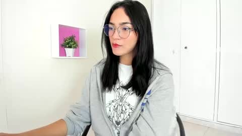 Snapshot of asiam_brunet chatting on 12/26/24, 12:59 Camila online show from 12/26/24, 12:59