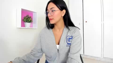 Snapshot of asiam_brunet chatting on 01/18/25, 12:47 Camila online show from 01/18/25, 12:47