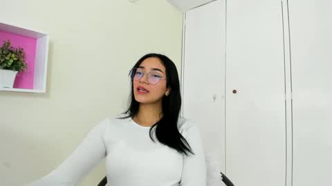 Snapshot of asiam_brunet chatting on 01/28/25, 01:05 Camila online show from 01/28/25, 01:05