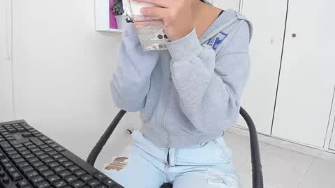 Snapshot of asiam_brunet chatting on 01/29/25, 12:45 Camila online show from 01/29/25, 12:45