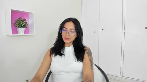 Snapshot of asiam_brunet chatting on 01/31/25, 01:02 Camila online show from 01/31/25, 01:02