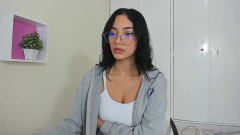 Snapshot of asiam_brunet chatting on 02/10/25, 01:11 Camila online show from 02/10/25, 01:11