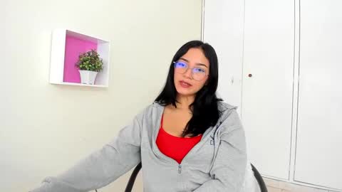 Snapshot of asiam_brunet chatting on 02/17/25, 12:48 Camila online show from 02/17/25, 12:48