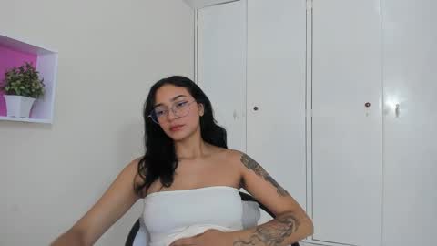 Snapshot of asiam_brunet chatting on 02/20/25, 01:19 Camila online show from 02/20/25, 01:19