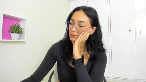 Snapshot of asiam_brunet chatting on 02/21/25, 01:00 Camila online show from 02/21/25, 01:00