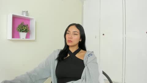 Snapshot of asiam_brunet chatting on 02/27/25, 01:17 Camila online show from 02/27/25, 01:17