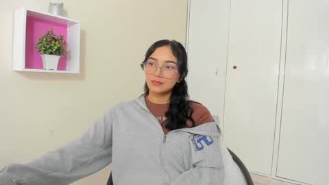 Snapshot of asiam_brunet chatting on 02/28/25, 01:58 Camila online show from 02/28/25, 01:58