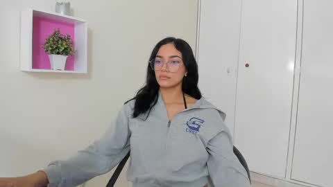 Snapshot of asiam_brunet chatting on 03/01/25, 12:56 Camila online show from 03/01/25, 12:56
