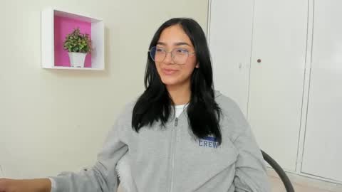 Snapshot of asiam_brunet chatting on 03/03/25, 01:09 Camila online show from 03/03/25, 01:09