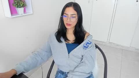 Snapshot of asiam_brunet chatting on 03/04/25, 01:59 Camila online show from 03/04/25, 01:59