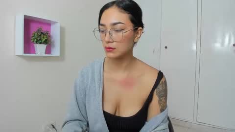 Snapshot of asiam_brunet chatting on 03/05/25, 01:17 Camila online show from 03/05/25, 01:17