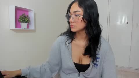 Snapshot of asiam_brunet chatting on 03/10/25, 12:48 Camila online show from 03/10/25, 12:48
