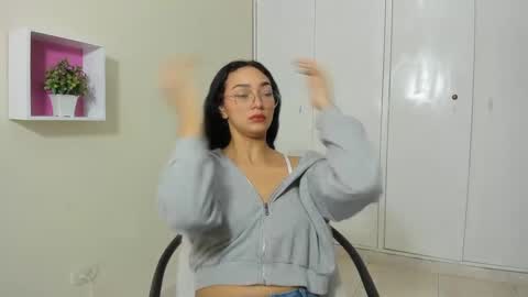 Snapshot of asiam_brunet chatting on 03/12/25, 12:47 Camila online show from 03/12/25, 12:47