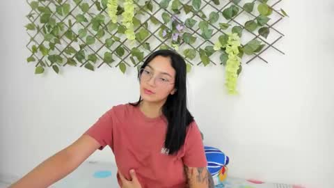 Snapshot of asiam_brunet chatting on 10/15/25, 04:07 Camila online show from 10/15/25, 04:07