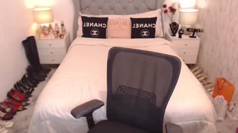 Snapshot of asiantartcummers chatting on 01/10/25, 05:56 Kylie online show from 01/10/25, 05:56