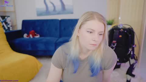 Asiri   pronounced Ah-siri Please no nicknames   3 online show from 04/21/26, 04:34