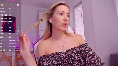 Snapshot of askcaroline chatting on 03/02/25, 11:18 Caroline online show from 03/02/25, 11:18