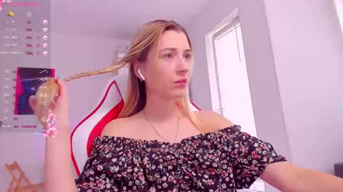 Snapshot of askcaroline chatting on 09/09/25, 09:42 Caroline online show from 09/09/25, 09:42