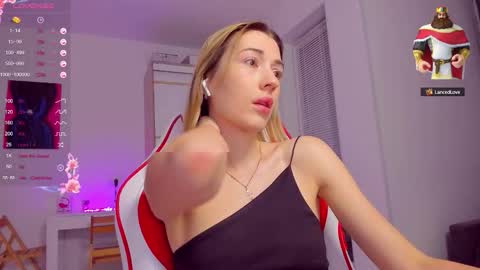 Snapshot of askcaroline chatting on 09/26/25, 04:00 Caroline online show from 09/26/25, 04:00