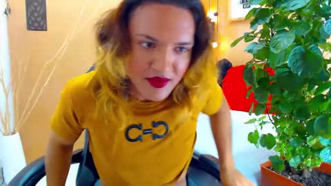 Snapshot of aslyhernandez chatting on 09/15/25, 03:45 ASLY online show from 09/15/25, 03:45