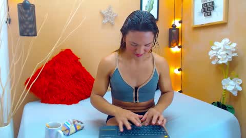 Snapshot of aslyhernandez chatting on 09/27/25, 01:27 ASLY online show from 09/27/25, 01:27