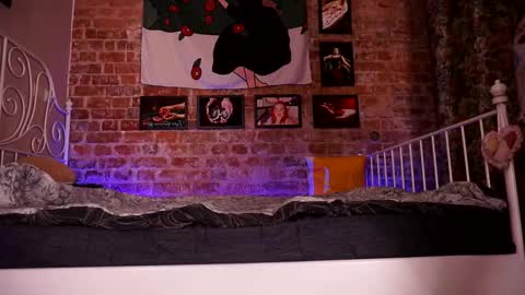 Snapshot of assgives chatting on 10/14/25, 03:40 Eva online show from 10/14/25, 03:40