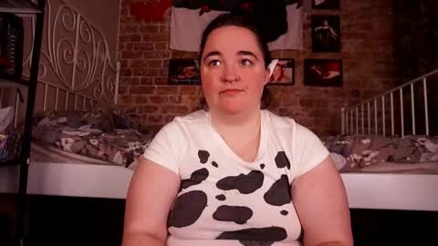 Snapshot of assgives chatting on 10/28/25, 02:59 Eva online show from 10/28/25, 02:59