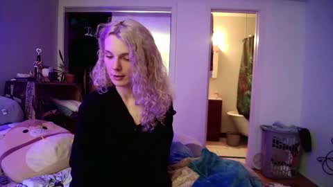 Snapshot of astorialove chatting on 02/19/25, 04:34 AstoriaLove online show from 02/19/25, 04:34