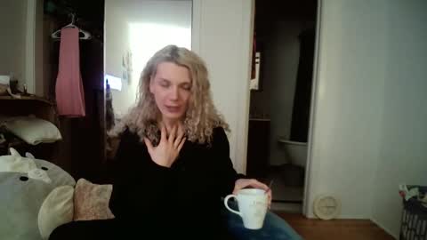 Snapshot of astorialove chatting on 03/05/25, 01:10 AstoriaLove online show from 03/05/25, 01:10