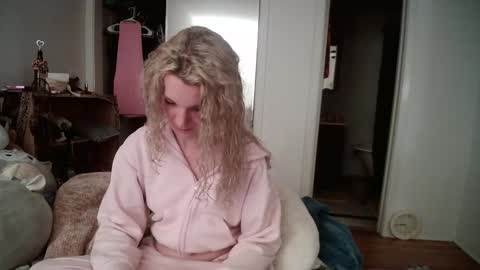 Snapshot of astorialove chatting on 03/06/25, 01:37 AstoriaLove online show from 03/06/25, 01:37