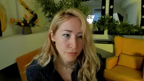 Snapshot of astramonroe chatting on 09/29/25, 04:28 astramonroe online show from 09/29/25, 04:28