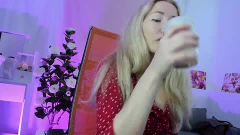 astramonroe online show from 05/19/26, 07:15