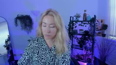 astramonroe online show from 06/08/26, 10:04