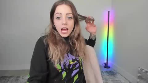 Astrid Luxe online show from 04/17/26, 03:26