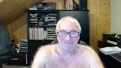 Snapshot of asusandy chatting on 01/03/25, 05:42 asusandy online show from 01/03/25, 05:42