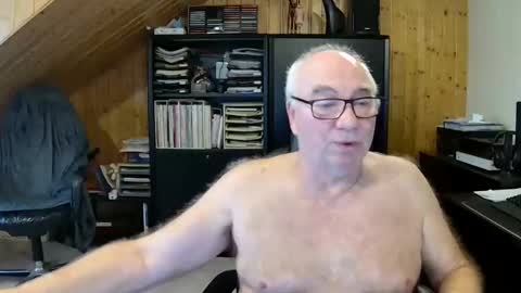 Snapshot of asusandy chatting on 01/15/25, 12:47 asusandy online show from 01/15/25, 12:47