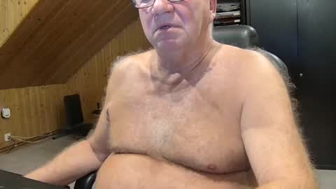Snapshot of asusandy chatting on 09/10/25, 10:21 asusandy online show from 09/10/25, 10:21