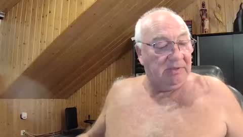 Snapshot of asusandy chatting on 09/15/25, 09:37 asusandy online show from 09/15/25, 09:37
