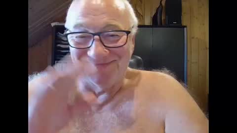 Snapshot of asusandy chatting on 10/04/25, 02:04 asusandy online show from 10/04/25, 02:04