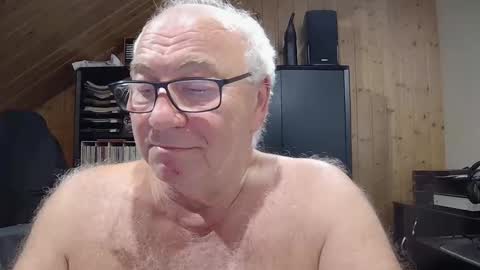 Snapshot of asusandy chatting on 10/15/25, 05:13 asusandy online show from 10/15/25, 05:13