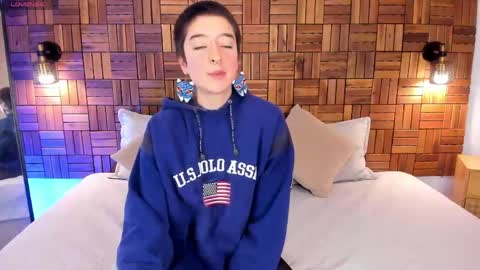 Athenea online show from 04/22/26, 01:23