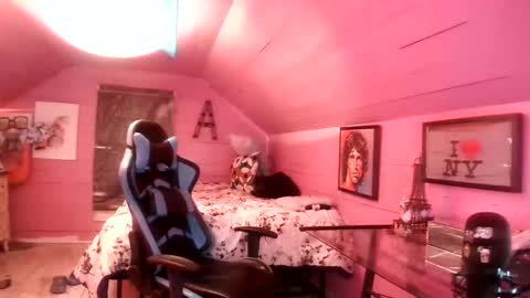   xoxo G0DD3SS xoxox    online show from 12/20/25, 03:02