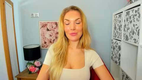 Snapshot of aullorasensual chatting on 12/02/24, 07:14 AulloraSensual online show from 12/02/24, 07:14