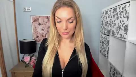 Snapshot of aullorasensual chatting on 12/11/24, 08:26 AulloraSensual online show from 12/11/24, 08:26