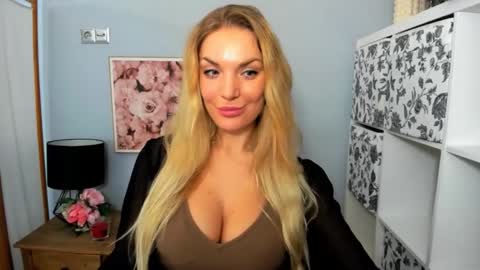 Snapshot of aullorasensual chatting on 12/13/24, 08:26 AulloraSensual online show from 12/13/24, 08:26